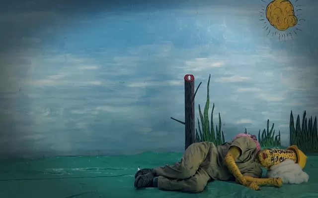 Imagen de la obra de Carlos Muñoz que muestra un hombre obrero acostado sobre el suelo 