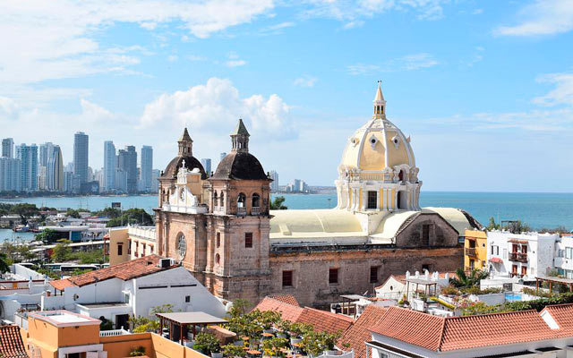 Cartagena de Indias, su catedral y el mar.