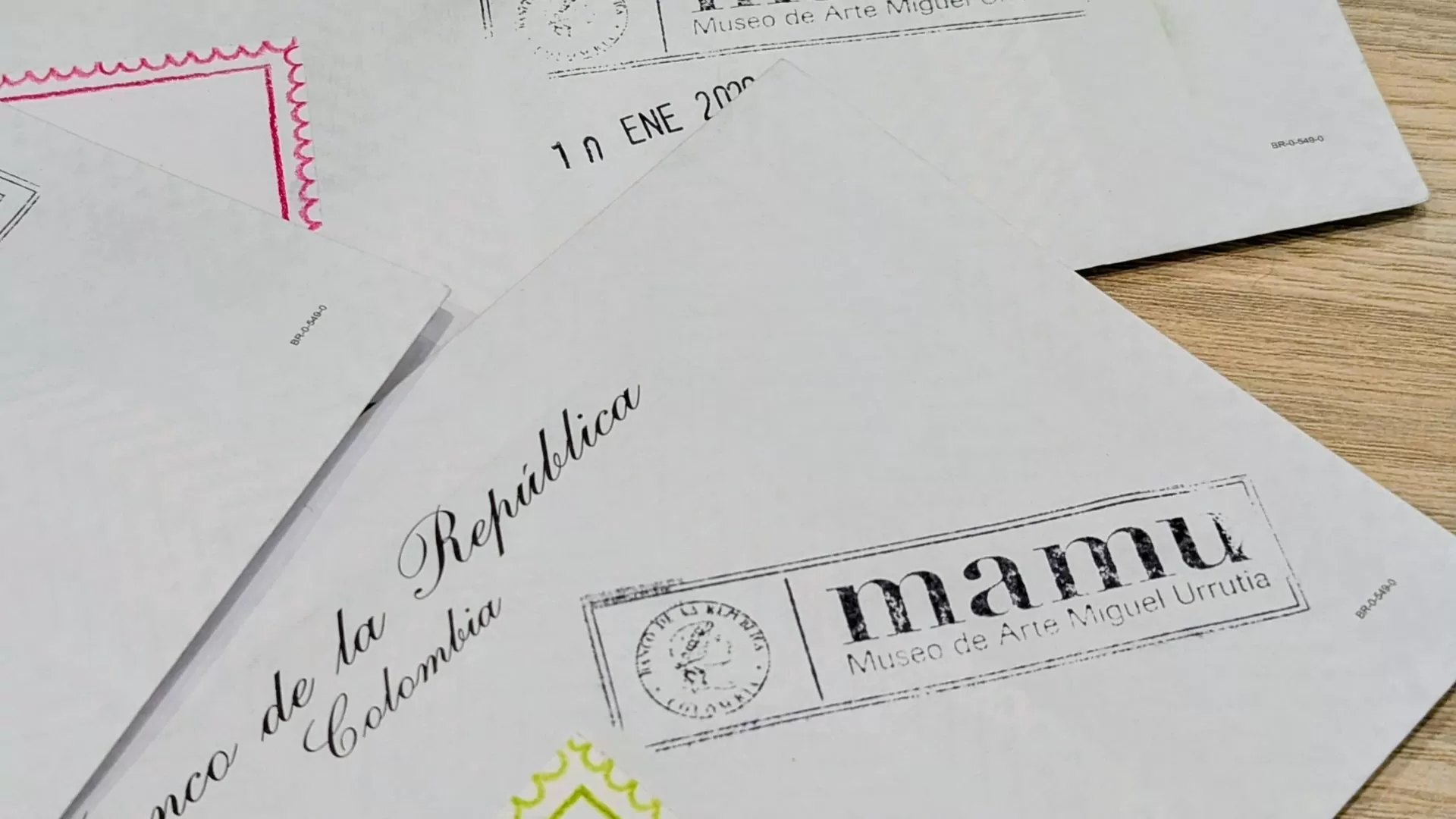 Fotografía donde se ve un sobre de una carta