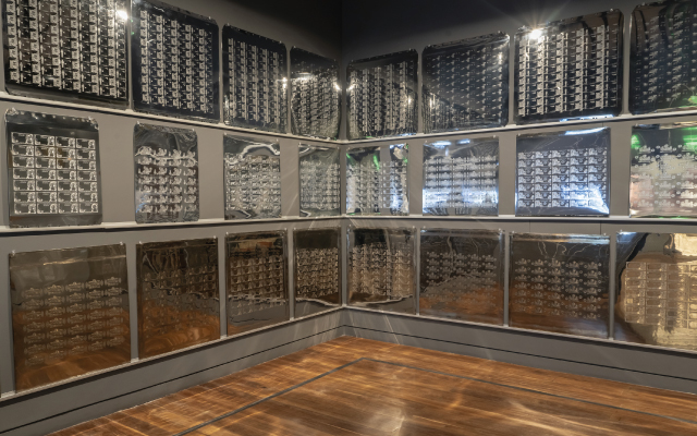 sala 8 del Museo Casa de Moneda donde se ven varias planchas de impresión de billetes