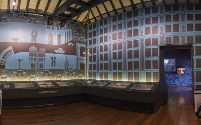 Vista de las salas 9 y 10 del Museo Casa de Moneda donde se ven varias vitrinas con objetos