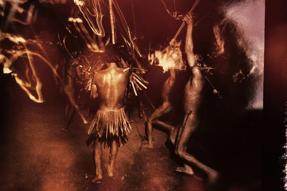 Invitados de la comunidad Xaxanapi entran a la casa colectiva para la inauguración de la ceremonia reahu