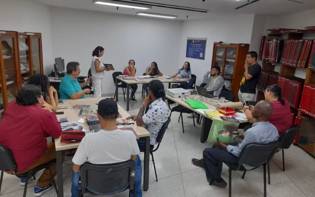 Grupo de personas asistiendo a un taller en el CDR Cali