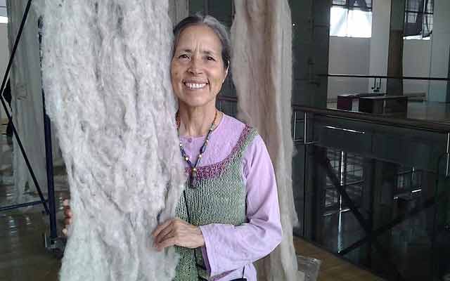 La artista y poeta Cecilia Vicuña en el Museo Nacional de Bellas Artes, Chile