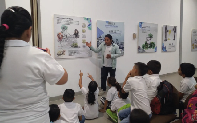 Visitantes en el Centro Cultural de Leticia.