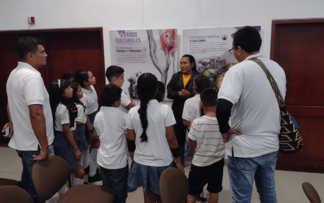 Visitantes en el Centro Cultural de Leticia.