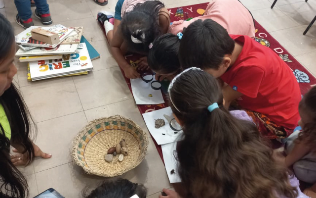 Visitantes en el Centro Cultural de Leticia.