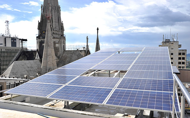 Paneles solares en el Centro Cultural de Manizales