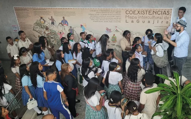 La exploración del mapa “Coexistencias”, ubicado a la entrada del centro cultural, permitió que las y los estudiantes conocieran más acerca de la composición étnica y cultural del departamento. 