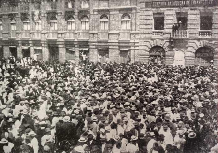 [10] Las huelgas en Medellín. Benjamín de la Calle (1869-1934) 1920, impreso, El Gráfico No. 521  “Aspectos de la enorme manifestación popular que los obreros de Medellín verificaron ante las oficinas de la Casa de Fernando Restrepo y Compañía, dueños de la mayor parte de las acciones de la Empresa de Tejidos de Bello, como una protesta contra el cierre de esa fábrica y como un acto de solidaridad para con los obreros en huelga. 