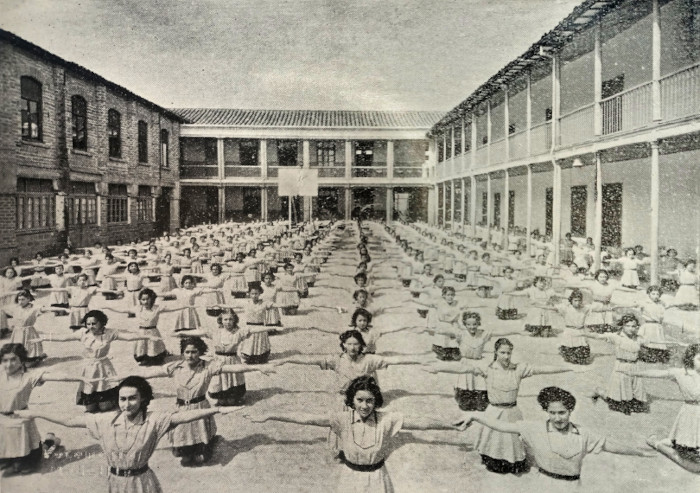 Clase de cultura física – Instituto Central Femenino. Fotografía Medellín 1916, fotograbado, El Gráfico No. 315