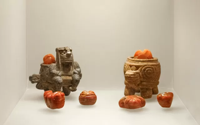 [3] Cuentas zoomorfas elaboradas posiblemente en ágata. Vitrina tairona del Museo del Oro.