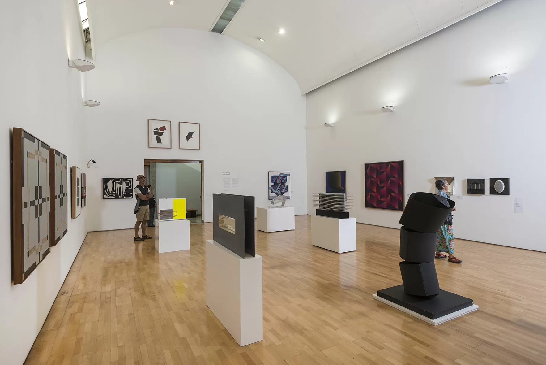 Obras de arte en la exposición permanente de la Colección de arte del Banco de la República