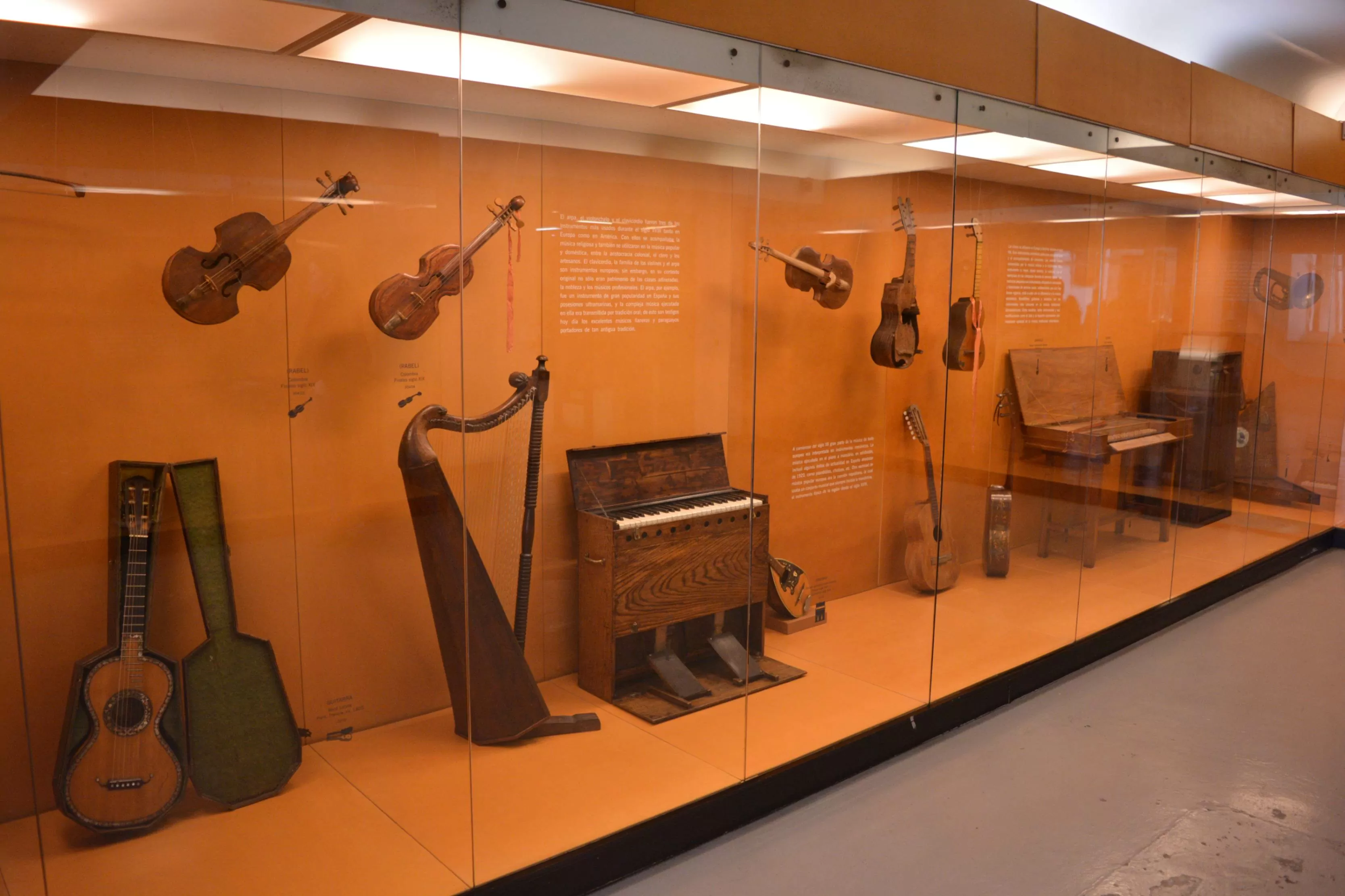 Vitrina de la exhibición permanente de la Colección de instrumentos musicales