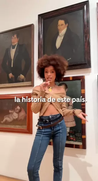Mujer visitante de la Colección de Arte del Banco de la República.