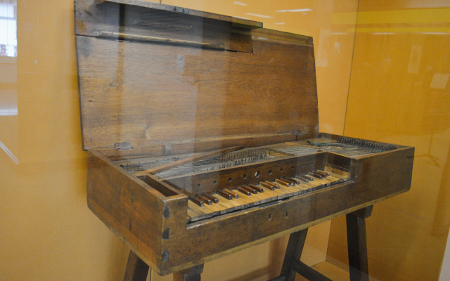Exposición de la Colección de instrumentos musicales José Ignacio Perdomo Escobar, en la Sala de Música de la BLAA.
