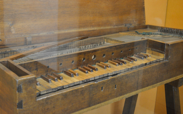 Exposición de la Colección de instrumentos musicales José Ignacio Perdomo Escobar, en la Sala de Música de la BLAA.