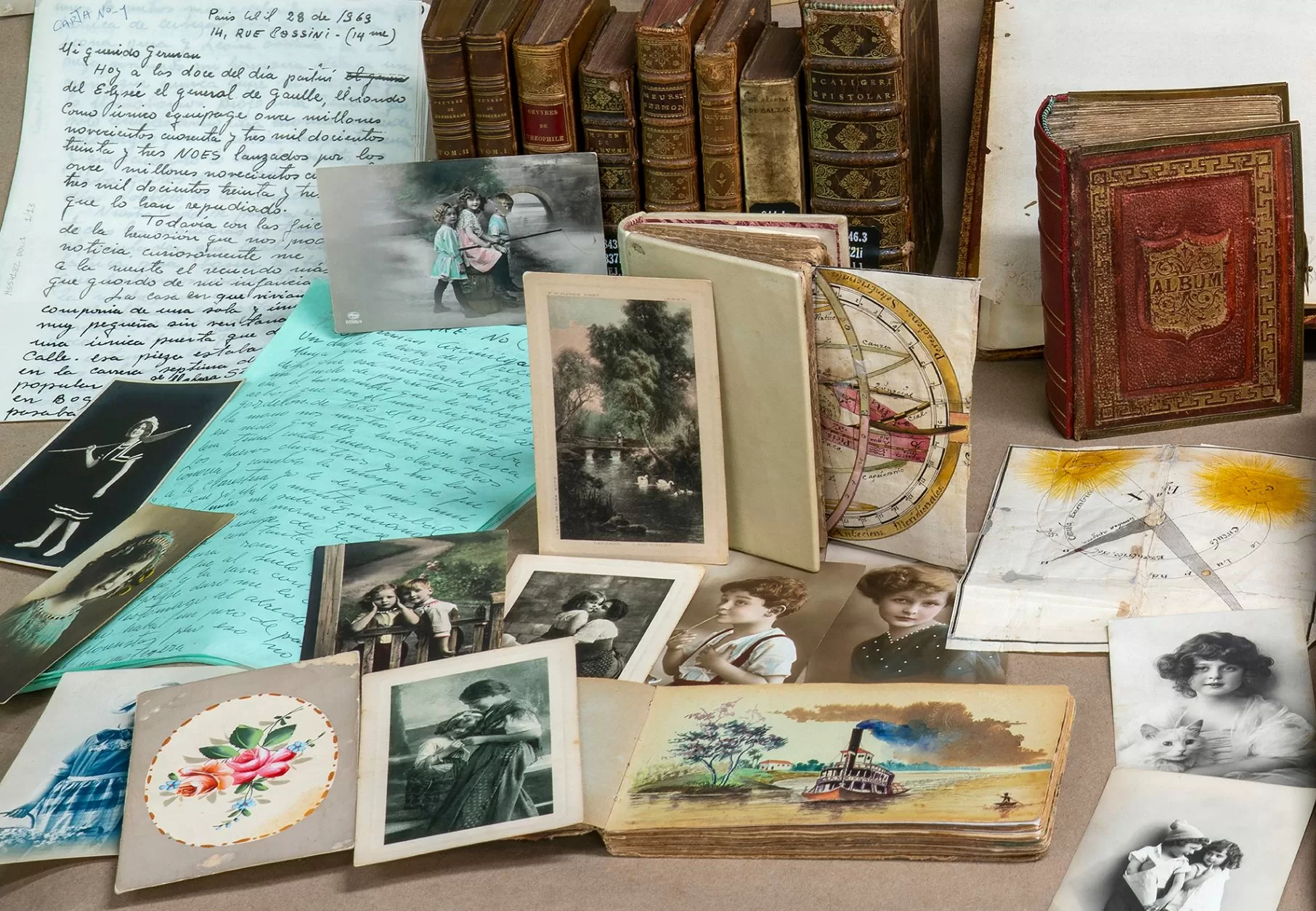 Registro fotográfico de archivos fotográficos patrimoniales en la sala de Raror y manuscritos de la BLAA