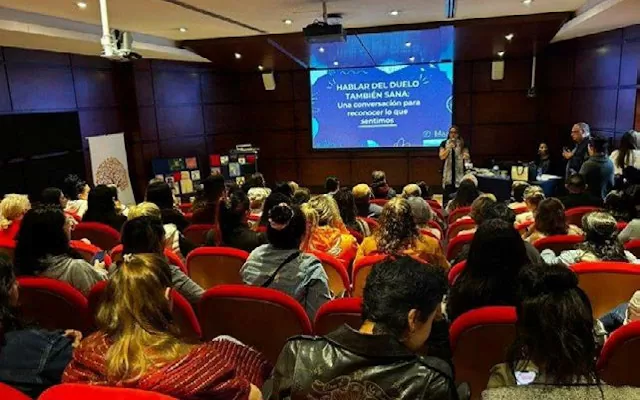 Participantes en el conversatorio sobre duelo