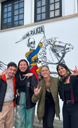Mural de la exposición Digna Rabia en la plazoleta del MAMU.