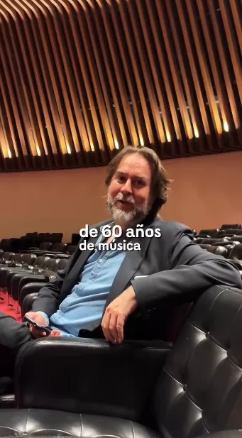 Hombre en la Sala de Conciertos de la Biblioteca Luis Ángel Arango.