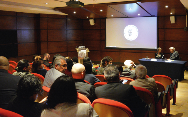 Familiares e investigadores participaron en la entrega del archivo de Gregorio Hernández de Alba a la Biblioteca Luis Ángel Arango.
