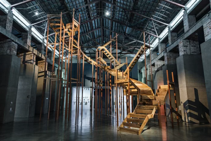 Espina dorsal, 2009-2011. Instalación en madera. Vista en el Museo de Arte Moderno de Medellín, 2025. Espina dorsal