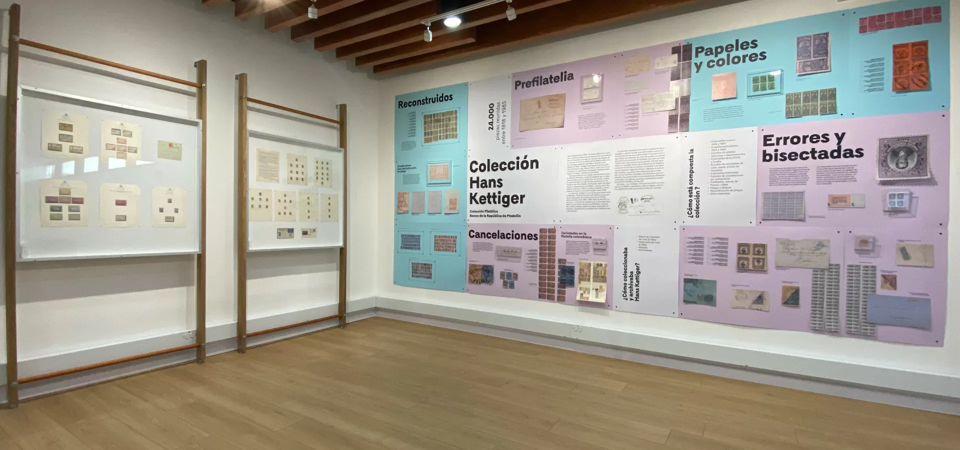 Sala de exposición filatélica con paneles gráficos