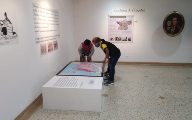 Visitantes en la exposición Constituyendo la República1821, en el Centro Cultural del Banco de la República de Cúcuta.