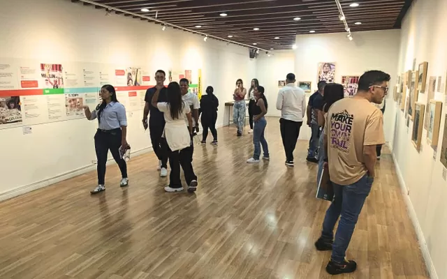 Visitantes en la exposición itinerante "Escarabajos: un país descubierto a pedalazos" en el Centro Cultural de Medellín. 