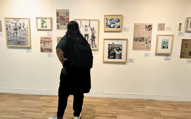 Visitantes en la exposición itinerante "Escarabajos: un país descubierto a pedalazos" en el Centro Cultural de Medellín. 