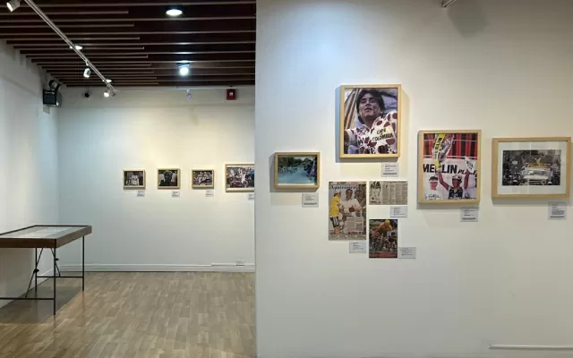 Sala de exposiciones del Centro Cultural de Medellín, con la exposición Escarabajos: Un país descubierto a pedalazos.