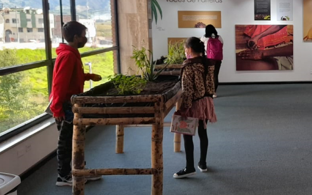 Visitantes en la exposición Partería en el Centro Cultual de Ipiales.
