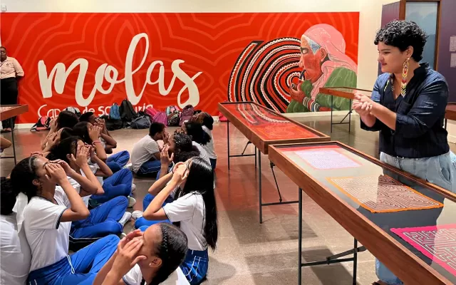 Exposición itinerante Molas, capas de sabiduría en el Centro Cultural de Buenaventura, 2024.
