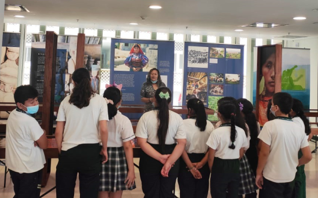 Visitantes, estudiantes en la exposición Molas: capas de sabiduría en el Centro Cultural de Neiva.
