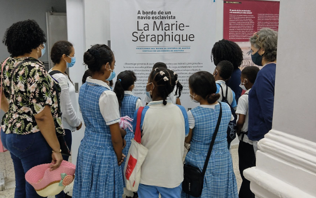 Visitantes en las exposiciones itinerantes en el Edificio del Banco de la República, sede alterna de la Biblioteca del Bartolomé Calvo.