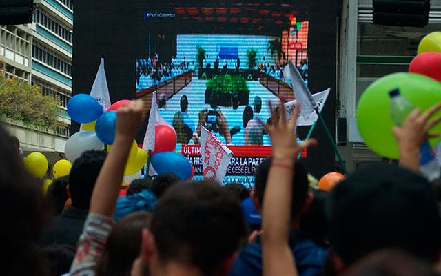 La ciudadanía respaldando a las delegaciones en la firma del Acuerdo de Paz