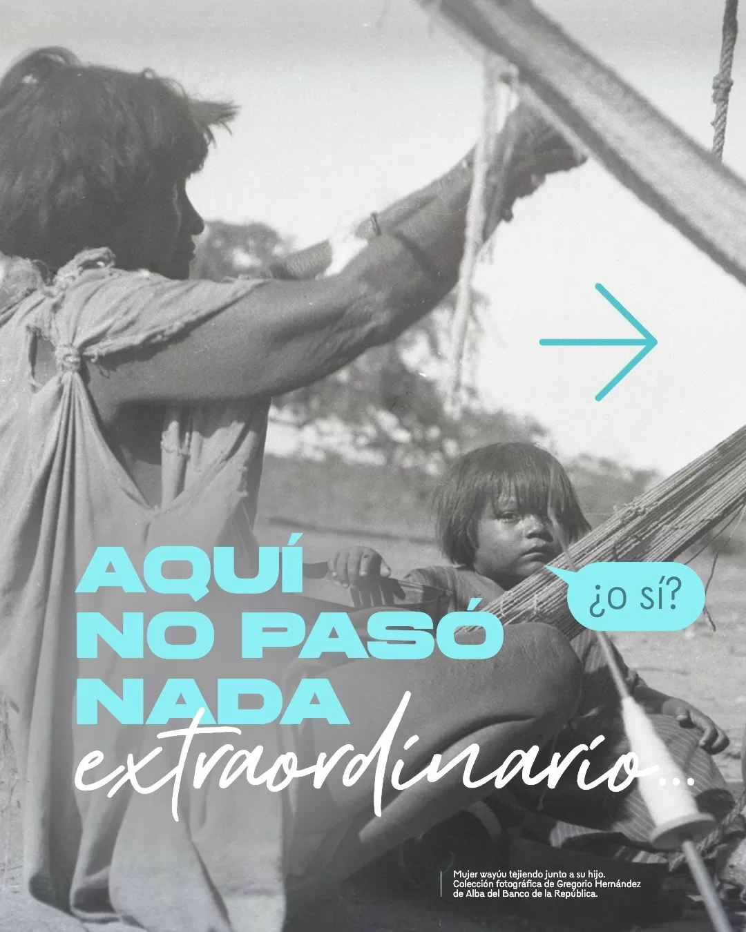 Foto a blanco y negro de mujer wayuu tejiendo junto a su hijo 