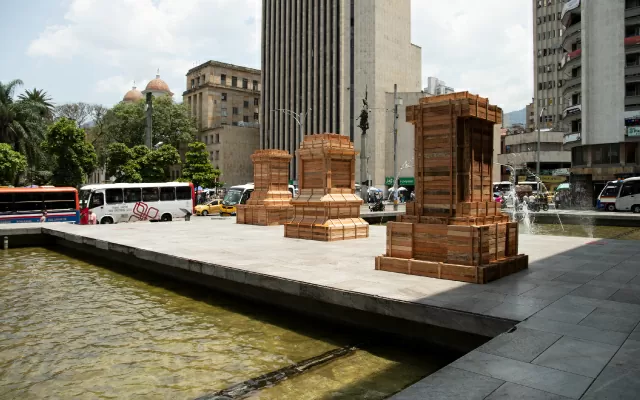 Instalación Héroes mil, de la exposición Materialidades y constelaciones de Juan Fernando Herrán. Centro Cultural del Banco de la República en Medellín, 2025.