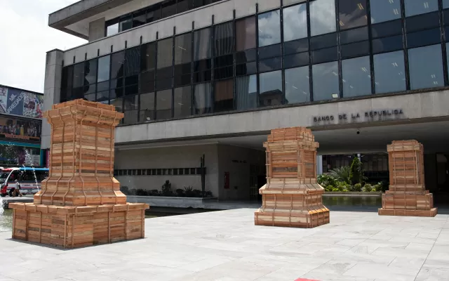 Instalación Héroes mil, de la exposición Materialidades y constelaciones de Juan Fernando Herrán. Centro Cultural del Banco de la República en Medellín, 2025.