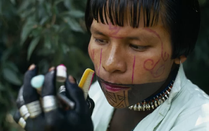Hombre embera pinta su cuerpo con fruto de la jagua