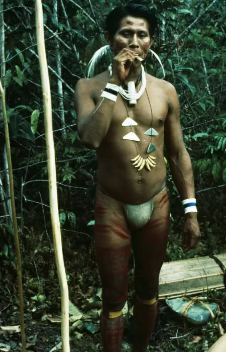 Hombre indígena Tukano con decoración y atuendo para una ocasión importante