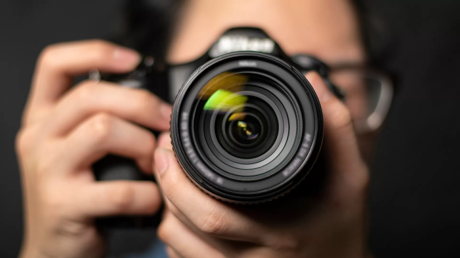 Hombre tomando fotografía.
