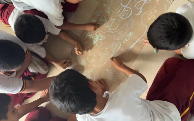 Los niños de la zona rural de Honda aprenden con los recursos de Banrepcultural.