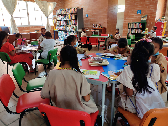 Niños y niñas disfrutan de la lectura en nuestra sala infantil