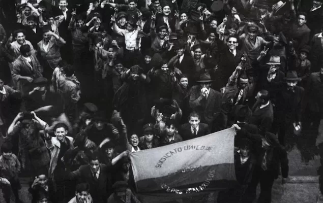 Huelga de sindicato único de choferes. Daniel Rodríguez 2009 (fecha impresión). Fotografía blanco y negro 27,8 x 23,8 cm - AP4866