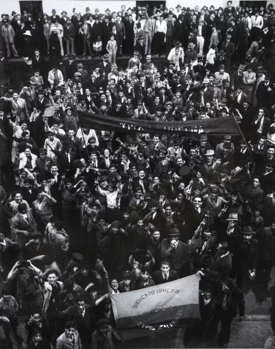 Huelga de sindicato único de choferes. Daniel Rodríguez 2009 (fecha impresión). Fotografía blanco y negro 27,8 x 23,8 cm - AP4866