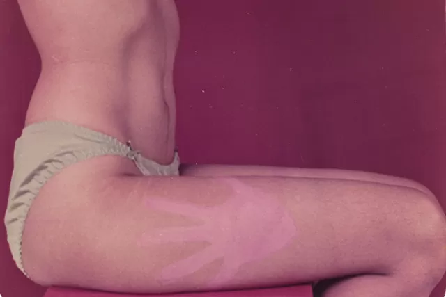 Huellas en rosa. Rosa Navarro. Fotografía. Ampliación análoga de época cromogénica 1982