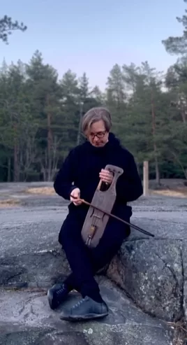 Jouhikko, una lira de cuerda frotada de la tradición carelia, emparentada con instrumentos medievales de Estonia, Gales y Escandinavia.