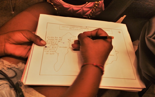 joven realiza anotaciones en el croquis de un mapa de san andres